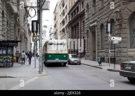 Einer der historischen Trolleybusse, die seit 1952 in Valparaiso, Chile, noch heute im täglichen Einsatz sind. Valparaiso wurde von UNE zum Weltkulturerbe erklärt Stockfoto