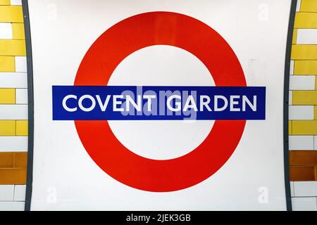 London, Großbritannien - 16.. April 2022: Das ikonische Schild der Londoner U-Bahn für Covent Garden im Zentrum von london. Das TFL-Runddesign. Stockfoto