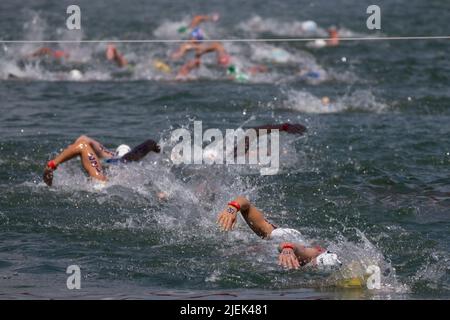 Budapest, Ungarn. 27.. Juni 2022. Die Athleten treten während des Freiwassers der Frauen 5km bei den FINA-Weltmeisterschaften 19. in Budapest, Ungarn, am 27. Juni 2022 an. Quelle: Attila Volgyi/Xinhua/Alamy Live News Stockfoto