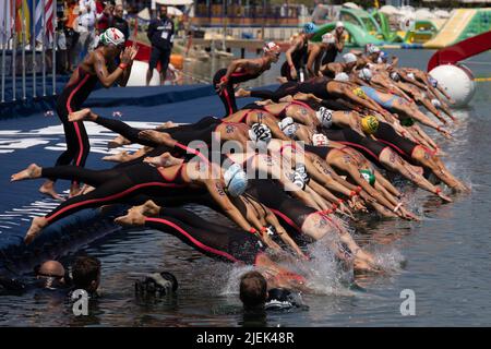 Budapest, Ungarn. 27.. Juni 2022. Die Athleten springen beim Start des offenen Wassers der Frauen 5km bei den FINA-Weltmeisterschaften 19. in Budapest, Ungarn, am 27. Juni 2022 ein. Quelle: Attila Volgyi/Xinhua/Alamy Live News Stockfoto