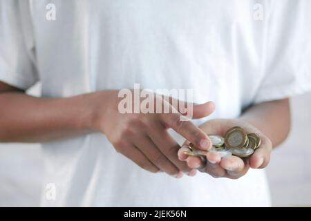 Nahaufnahme von Mann Hand Münzen zählen Stockfoto