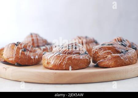 Nahaufnahme Zimt dänische Rolle auf dem Tisch Stockfoto