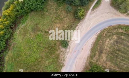 Drohnenbild. Luftaufnahme des ländlichen Raums mit Feldern, Bäumen, Wegen und Straßen. Hochwertige Fotos Stockfoto
