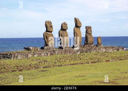 Moai im Festkomplex Tahai auf der Osterinsel, Rapa Nui, Chile. Die Osterinsel ist eine chilenische Insel im südöstlichen Pazifik. Es ist fam Stockfoto