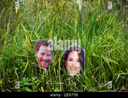 Kartonausschnitte von Harry und Meghan im Dorf Rottingdean Stockfoto