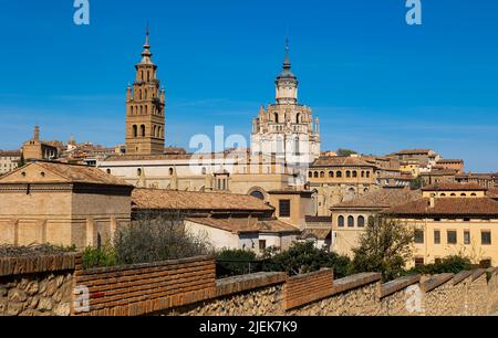 Glockenturm und Kuppel der Kathedrale von Tarazona, die sich über Wohngebäuden erhebt Stockfoto