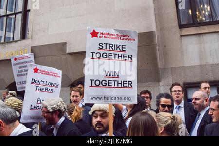 London, Großbritannien. 27.. Juni 2022. Ein Anwalt hält während der Rallye ein Plakat mit der Aufschrift „Strike Together, Win Together“. Kriminelle Barrists versammelten sich vor dem zentralen Strafgerichtshof, bekannt als Old Bailey, als sie ihren Streik über Lohn- und Rechtshilfegebühren beginnen. (Foto: Vuk Valcic/SOPA Images/Sipa USA) Quelle: SIPA USA/Alamy Live News Stockfoto