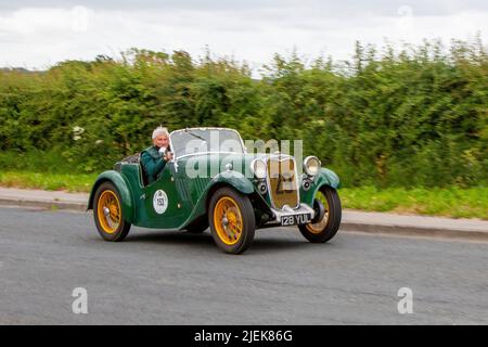 1934, 30s dreißiger Jahre grüner Singer 1000cc Benzinroadster; unterwegs zum Hoghton Tower für das Supercar Summer Showtime Car Meet, das von Great British Motor Shows in Preston, Großbritannien, organisiert wird Stockfoto