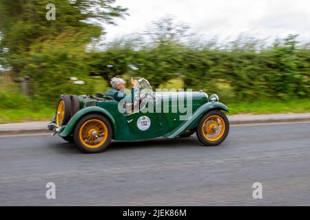 1934, 30s dreißiger Jahre grüner Singer 1000cc Benzinroadster; unterwegs zum Hoghton Tower für das Supercar Summer Showtime Car Meet, das von Great British Motor Shows in Preston, Großbritannien, organisiert wird Stockfoto