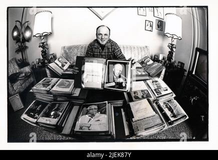 Ein Fischaugenobjektiv 1981 Porträt des Autograph-Sammlers Lou Schlamowitz mit einigen seiner massiven Sammlung. In seiner Wohnung in Brooklyn, New York. Stockfoto