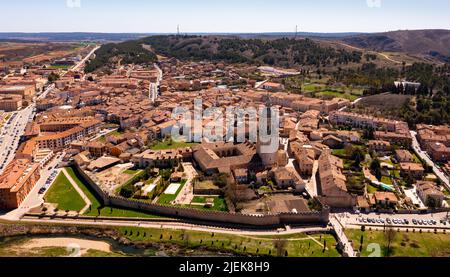 Drohnenansicht von El Burgo de Osma mit Blick auf die mittelalterliche Kathedrale Stockfoto