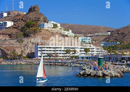 Segelboot am Hafeneingang von Puerto Rico, Grand Canary, Kanarische Inseln, Spanien, Europa Stockfoto