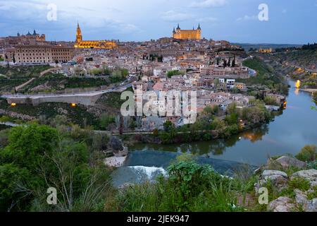 Abendfoto von Toledo mit Blick auf den Fluss Tejo Stockfoto