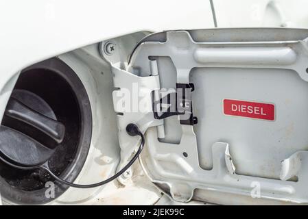 Der Tankdeckel für Dieselkraftstoff veranschaulicht den aktuell hohen Kraftstoffpreis in Irland. Stockfoto