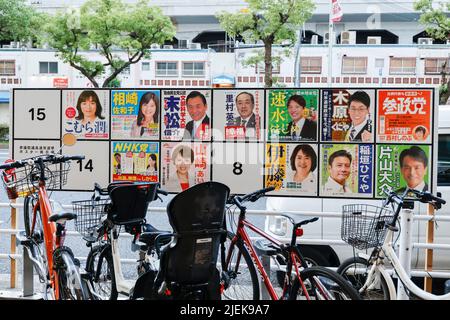 Plakate der Kandidaten für die bevorstehenden Oberhauswahlen am 26. Juni 2022 in Kobe, Japan. Die Wahlen zum Abgeordnetenhaus finden am 10. Juli statt. Quelle: Rodrigo Reyes Marin/AFLO/Alamy Live News Stockfoto