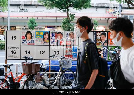 Fußgänger kommen an den Postern der Kandidaten für die bevorstehenden Oberhauswahlen am 26. Juni 2022 in Kobe, Japan, vorbei. Die Wahlen zum Abgeordnetenhaus finden am 10. Juli statt. Quelle: Rodrigo Reyes Marin/AFLO/Alamy Live News Stockfoto