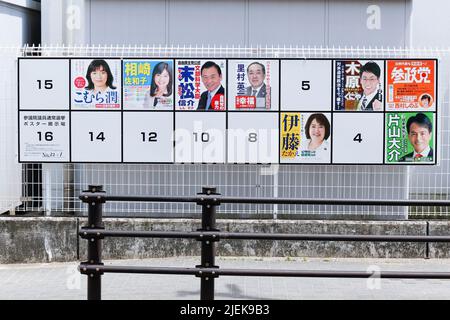 Plakate der Kandidaten für die bevorstehenden Oberhauswahlen am 27. Juni 2022 in Kobe, Japan. Die Wahlen zum Abgeordnetenhaus finden am 10. Juli statt. Quelle: Rodrigo Reyes Marin/AFLO/Alamy Live News Stockfoto