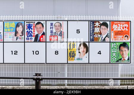 Plakate der Kandidaten für die bevorstehenden Oberhauswahlen am 27. Juni 2022 in Kobe, Japan. Die Wahlen zum Abgeordnetenhaus finden am 10. Juli statt. Quelle: Rodrigo Reyes Marin/AFLO/Alamy Live News Stockfoto