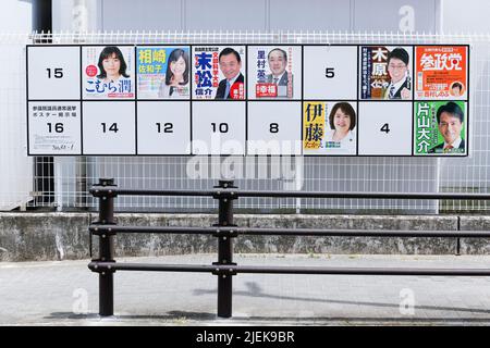 Plakate der Kandidaten für die bevorstehenden Oberhauswahlen am 27. Juni 2022 in Kobe, Japan. Die Wahlen zum Abgeordnetenhaus finden am 10. Juli statt. Quelle: Rodrigo Reyes Marin/AFLO/Alamy Live News Stockfoto