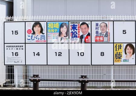 Plakate der Kandidaten für die bevorstehenden Oberhauswahlen am 27. Juni 2022 in Kobe, Japan. Die Wahlen zum Abgeordnetenhaus finden am 10. Juli statt. Quelle: Rodrigo Reyes Marin/AFLO/Alamy Live News Stockfoto