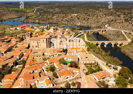 Blick von der Drohne der Stadt Ledesma, Spanien Stockfoto