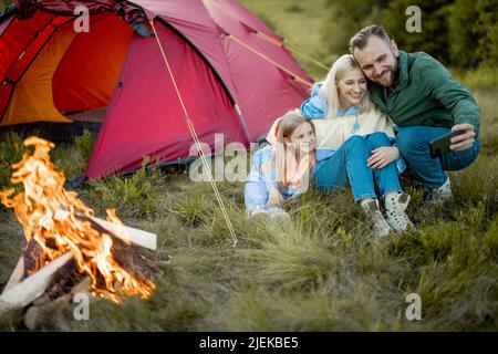 Die Familie verbringt während der Reise im Sommer auf dem Campingplatz Stockfoto
