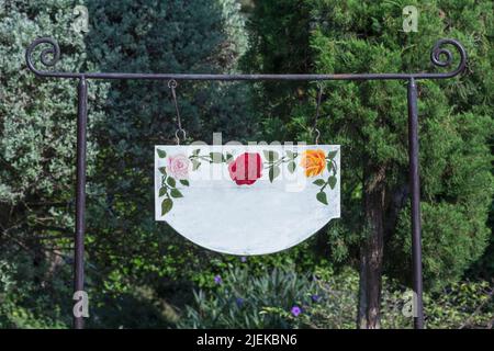 Abbildung mit Rose eines hölzernen Banners, Holzschild mit Rosenzeichnung Stockfoto