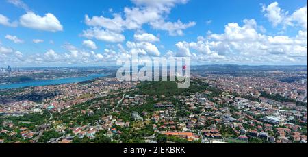 Panoramablick auf Istanbul. Stadtbild von Istanbul vom Kommunikationsturm Kucuk Camlica. Camlica TV Radio Tower ist ein beliebter Ort Stockfoto