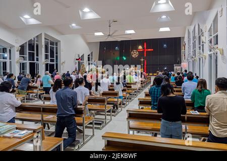 Weihnachtsmesse und Kongregation in der Mariä-Himmelfahrt-Kirche, Banglamung Siam Country Club, Pattaya, Chonburi, Thailand Stockfoto