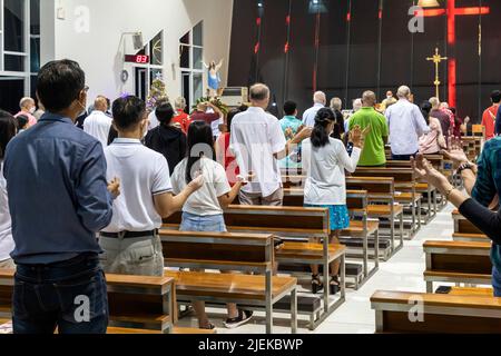 Weihnachtsmesse und Kongregation in der Mariä-Himmelfahrt-Kirche, Banglamung Siam Country Club, Pattaya, Chonburi, Thailand Stockfoto