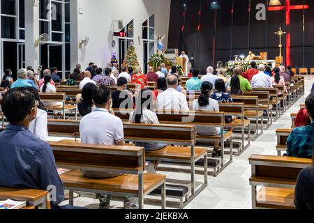 Weihnachtsmesse und Kongregation in der Mariä-Himmelfahrt-Kirche, Banglamung Siam Country Club, Pattaya, Chonburi, Thailand Stockfoto