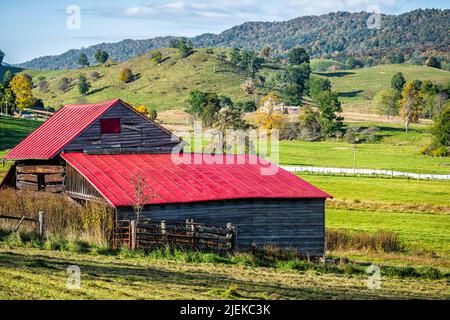 Ländliche Landschaft Bauernhaus, rustikales Haus Gebäude auf Bauernhof durch sanfte Hügel im Herbst Berge pastorale Landschaft in Blue Grass, Virginia mit r Stockfoto