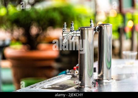 Bayerisches Dorf Helen, Georgia mit Edelstahl-Hahn aus Metall im Biergarten restaurant garten während der Oktoberfestsaison schließen Stockfoto