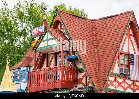 Helen, Georgia Bayrisches Dorf Traditionelles Architekturhaus in der Nähe des Helen Platzes an der Hauptstraße mit roten Dachziegeln und amerikanischer Flagge Stockfoto