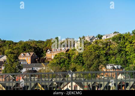 Die historische Stadt Occoquan im Norden von Virginia beherbergt Gebäude, Architektur und Blick auf die Skyline der Stadt und den blauen Himmel in Prince William Cou Stockfoto