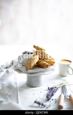 Frühstück süße Croissants mit Espresso. Gesundes Essen und Trinken.Weißer Hintergrund. Kaffee am Morgen. Stockfoto