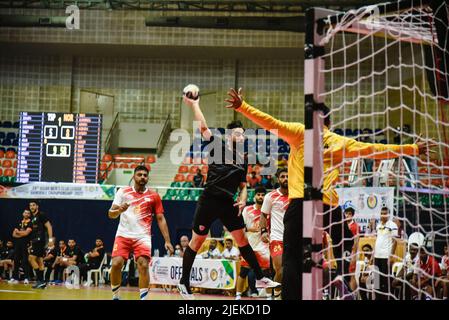 Hyderabad, Indien. 26.. Juni 2022. Tag 5 von 24. Asian Men's Club League Handball Championship Group Eine Vorrunde - erstes Spiel zwischen Al Arabi aus Katar und Al Qadsyia aus Kuwait in Hyderabad, Indien, am 26. Juni 2022. (Foto: Varun Kumar Mukhia/Pacific Press/Sipa USA) Quelle: SIPA USA/Alamy Live News Stockfoto