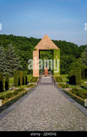 Kenotaf - gemeinsames Grab von nicht identifizierten Opfern des Heimatkrieges auf dem Mirogoj Friedhof, Zagreb, Kroatien Stockfoto