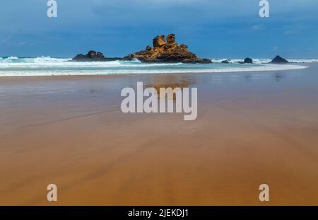 Schöner leerer Strand von Castelejo in Alentejo, Portugal Stockfoto