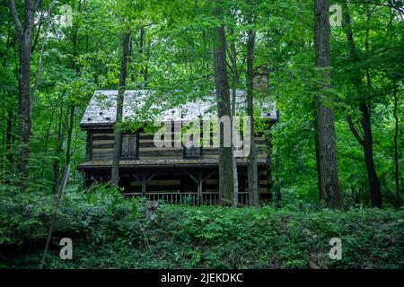 McConnells Mill ist ein beliebter State Park im Westen von Pennsylvania. Seine dominanten Wahrzeichen sind die Grubmühle und die rote überdachte Brücke, die Slipper kreuzt Stockfoto