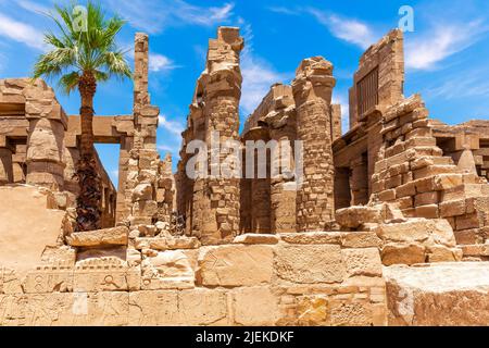 Überreste des Karnak-Tempels in Luxor, zentrale Säulen der Hypostyle-Halle, Ägypten Stockfoto