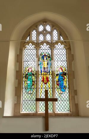 Ostfenster mit Erzengel Gabriel, St. Michael und Erzengel Raphael, entworfen von Eric Dilworth St. Michael's Church, Tunstall, Suffolk Stockfoto