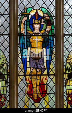 St. Michael wiegt Seelen in dem von Eric Dilworth entworfenen Ostfenster aus Buntglas in der St. Michael's Kirche, Tunstall, Suffolk Stockfoto