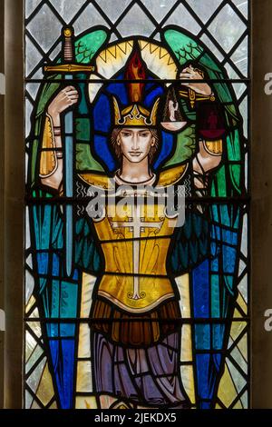 St. Michael wiegt Seelen in dem von Eric Dilworth entworfenen Ostfenster aus Buntglas in der St. Michael's Kirche, Tunstall, Suffolk Stockfoto