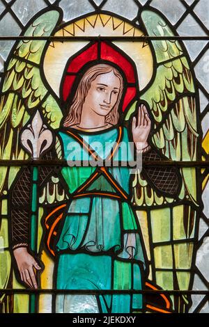 Angel Gabriel im Ostfenster aus Buntglas, das von Eric Dilworth in der St. Michael's Kirche, Tunstall, Suffolk entworfen wurde Stockfoto