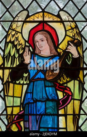 Erzengel Raphael in dem von Eric Dilworth entworfenen Ostfenster aus Buntglas in der St. Michael's Kirche, Tunstall, Suffolk Stockfoto