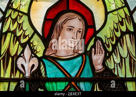 Angel Gabriel im Ostfenster aus Buntglas, das von Eric Dilworth in der St. Michael's Kirche, Tunstall, Suffolk entworfen wurde Stockfoto