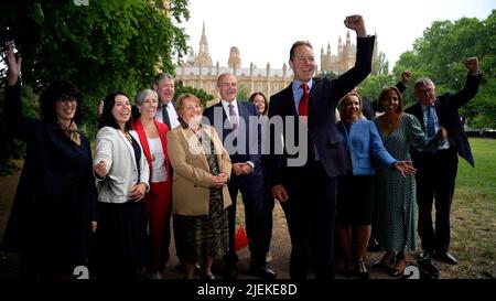 Das Screengrab aus dem PA Video des neu gewählten Abgeordneten für Tiverton und Honiton, Richard Foord (Mitte), wird von LibDem-Chef Ed Davey an seinem ersten Arbeitstag im Houses of Parliament, Westminster, London, begrüßt. Bilddatum: Montag, 27. Juni 2022. Stockfoto