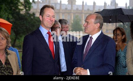 Das Screengrab aus dem PA Video des neu gewählten Abgeordneten für Tiverton und Honiton, Richard Foord (links), wird von LibDem-Chef Ed Davey an seinem ersten Arbeitstag im Houses of Parliament, Westminster, London, begrüßt. Bilddatum: Montag, 27. Juni 2022. Stockfoto