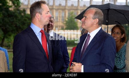 Das Screengrab aus dem PA Video des neu gewählten Abgeordneten für Tiverton und Honiton, Richard Foord (links), wird von LibDem-Chef Ed Davey an seinem ersten Arbeitstag im Houses of Parliament, Westminster, London, begrüßt. Bilddatum: Montag, 27. Juni 2022. Stockfoto